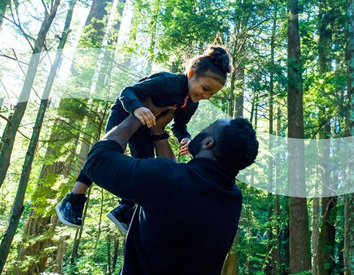 父亲和女儿在树林里玩耍